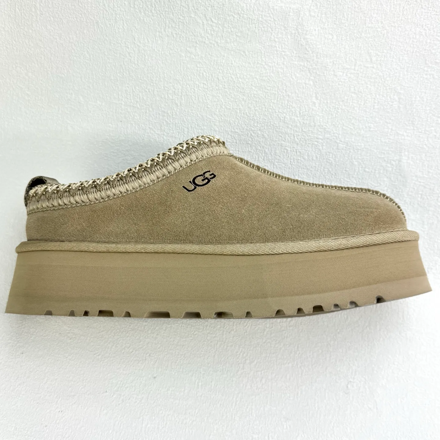 💰400 UGG Tats series thickened model Mule style toe-cap 5CM half slippers Ethnic style autumn and winter snow boots High-quality sheepskin and wool Integrated with high quality Warmth and heat sealing Made of TPU molded suede upper material Embedded with artificial curly wool plush lining and 10mm UGGPURE™ implanted wool lining and removable UGGPURE™ implanted wool insole Lightweight non-slip and comfortable rubber outsole with brand LOGO With complete packaging Official item number: 11225532722 Size: 35 36 37 38 39 40